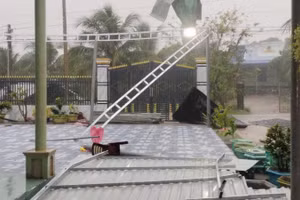 Nhà dân xã Hồng Sơn bị lốc xoáy gây thiệt hại.