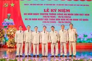 Đại tá Nguyễn Ngọc Anh (Ngoài cùng bên phải) tại Lễ kỷ niệm 80 năm Ngày truyền thống Công an nhân dân.