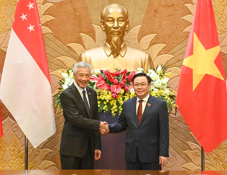 Chủ tịch Quốc hội Vương Đình Huệ và Thủ tướng Singapore Lý Hiển Long tại buổi hội kiến. (Ảnh: Duy Linh)