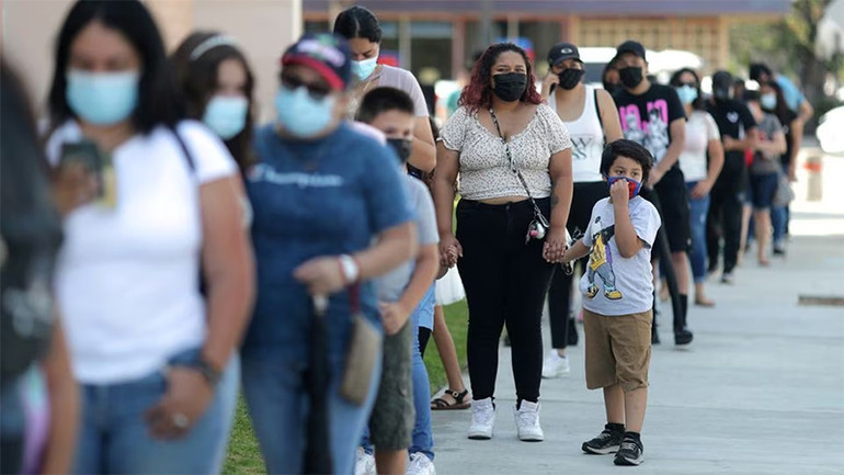 Xếp hàng chờ xét nghiệm Covid-19 tại bang California, Mỹ, ngày 12/8/2021. (Ảnh: Reuters)