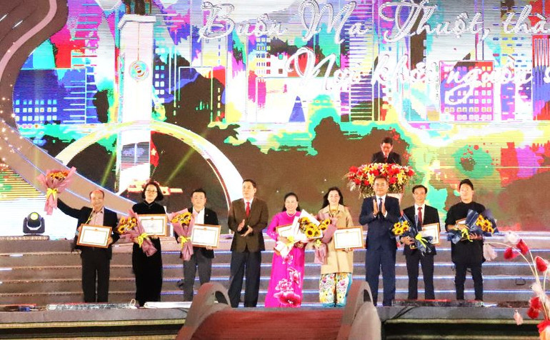 Lãnh đạo tỉnh Đắk Lắk tặng Bằng khen của Chủ tịch Ủy ban nhân dân tỉnh cho các cá nhân có nhiều thành tích Lễ hội Cà-phê Buôn Ma Thuột lần thứ 8 năm 2023.