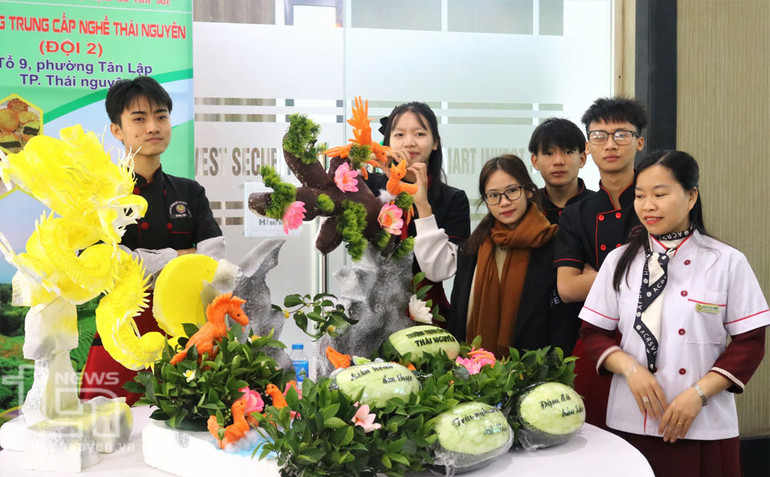 Ẩm thực xứ Trà có nhiều món được các nghệ nhân, đầu bếp lấy lá chè làm gia vị. Ẩm thực xứ Trà có nhiều món được các nghệ nhân, đầu bếp lấy lá chè làm gia vị.