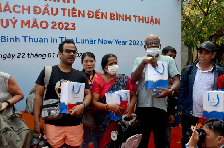 Tất cả khách quốc tế đều được trao những phần quà Tết cổ truyền của Việt Nam. Tất cả khách quốc tế đều được trao những phần quà Tết cổ truyền của Việt Nam.