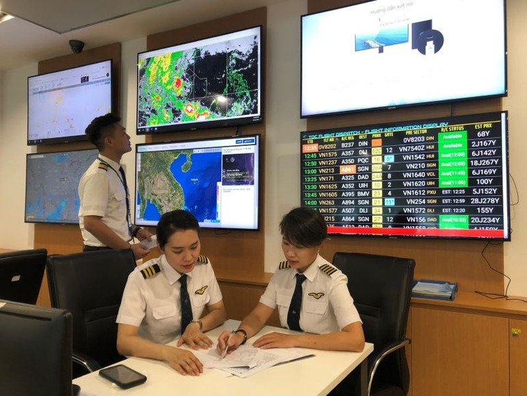 Nữ cơ trưởng Nguyễn Ly Hương.