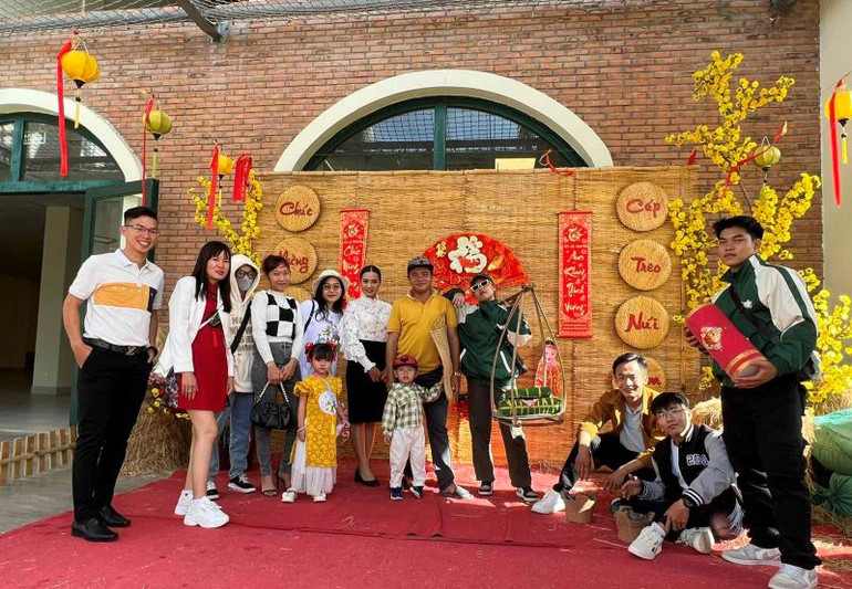 Du khách chụp ảnh lưu niệm.