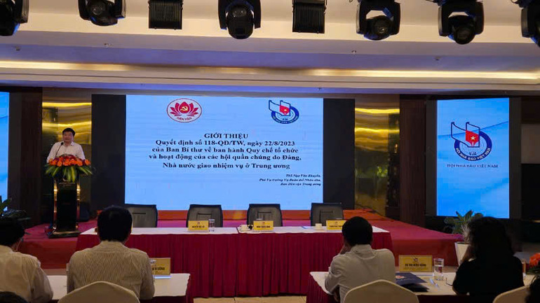 Đại biểu trình bày tại hội nghị "Phổ biến chủ trương của Đảng, chính sách pháp luật của Nhà nước về Hội và nâng cao chất lượng tham mưu trong công tác văn phòng Hội Nhà báo khu vực phía nam”.