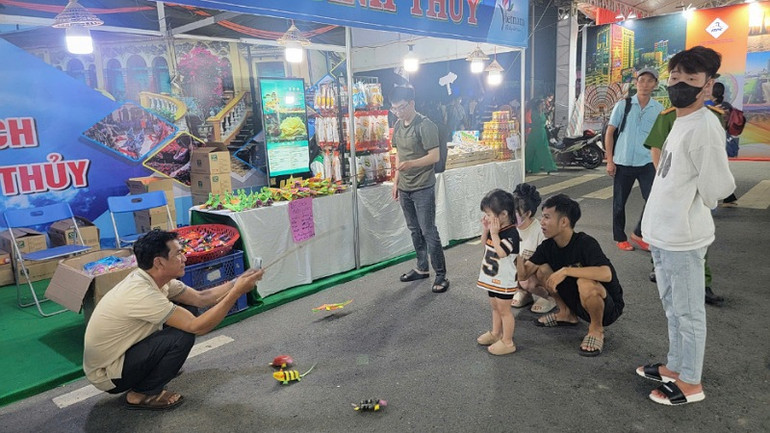 Một gian hàng tại hội chợ thuộc Tuần lễ.