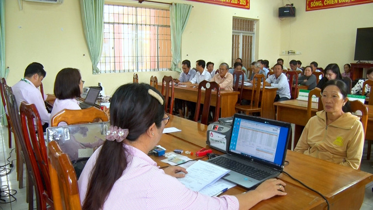 Ngân hàng Chính sách tỉnh Cà Mau giải ngân vốn tín dụng chính sách cho các đối tượng tại xã An Xuyên, thành phố Cà Mau.