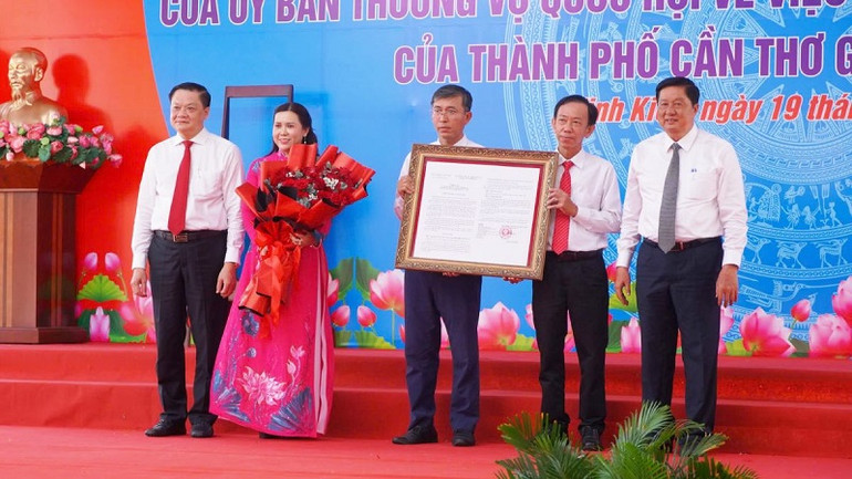 Ra mắt bộ máy chính quyền của phường Thới Bình mới thành lập. (Ảnh: Yến Phương)