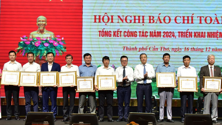 Tại hội nghị, Ban Tuyên giáo Trung ương trao Bằng khen tặng 31 cơ quan, đơn vị có thành tích xuất sắc trong công tác báo chí năm 2024. Tại hội nghị, Ban Tuyên giáo Trung ương trao Bằng khen tặng 31 cơ quan, đơn vị có thành tích xuất sắc trong công tác báo chí năm 2024.