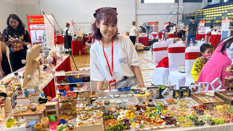 Trưng bày các sản phẩm bằng đất sét tại một hội chợ tại Cần Thơ.