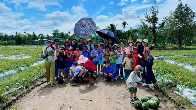 Du khách tham quan và chụp ảnh lưu niệm tại huyện Phong Điền. (Ảnh: TỐ QUYÊN) Du khách tham quan và chụp ảnh lưu niệm tại huyện Phong Điền. (Ảnh: TỐ QUYÊN)