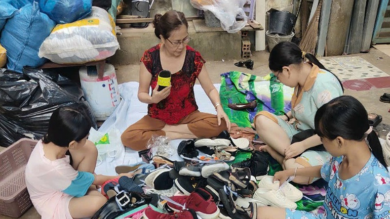 Cô Hiếu dạy nghề cho các em nhỏ.