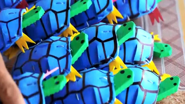 Những món đồ mộc mạc tại làng nghề đồ chơi dân gian Long Tuyền.