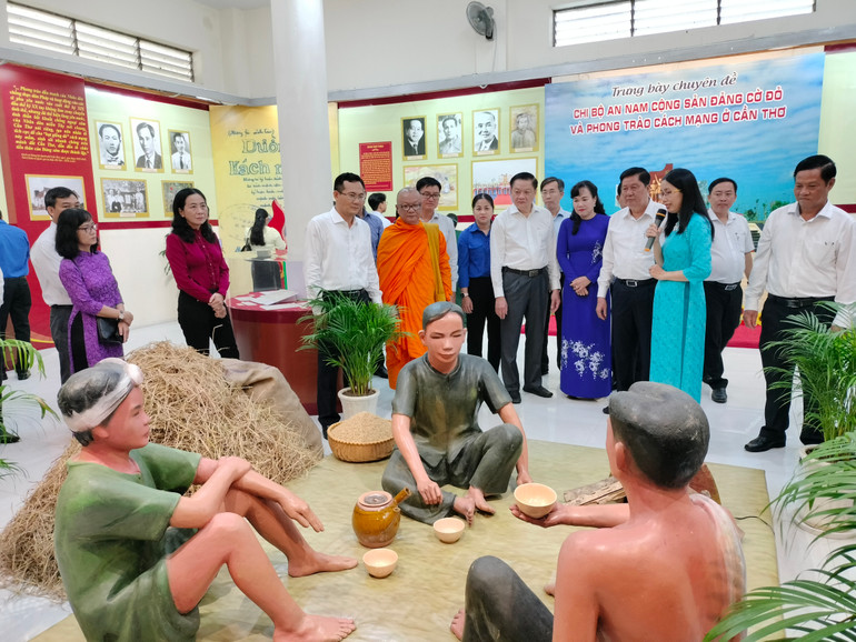 Đại biểu tham quan triển lãm.