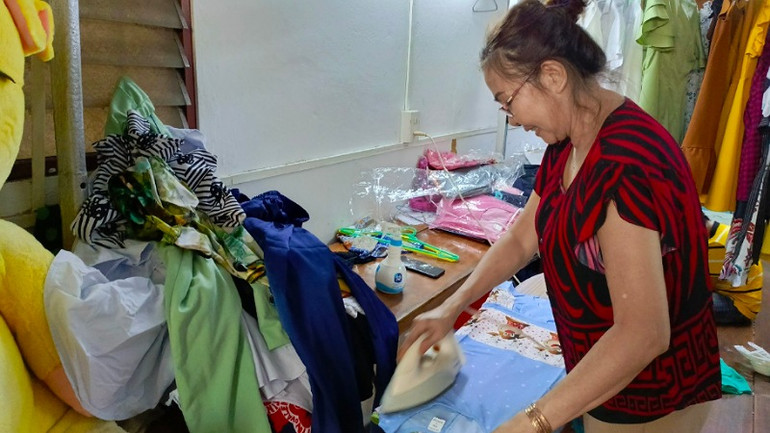 Cô Hiếu là phẳng những bộ quần áo các nhà hảo tâm gửi tặng trẻ em khó khăn.