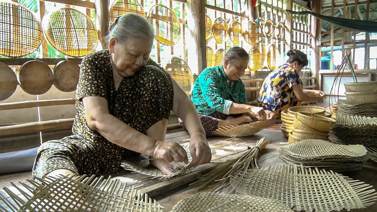 Ngân hàng Chính sách tỉnh Cà Mau ủy thác Hội Liên hiệp Phụ nữ xã Nguyễn Phích, huyện U Minh giải ngân nguồn vốn chính sách cho hội viên để phát triển nghề đan lát tại địa phương.