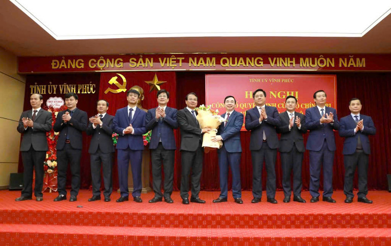 Tập thể Ban Thường vụ Tỉnh ủy Vĩnh Phúc chúc mừng tân Bí thư Tỉnh ủy.