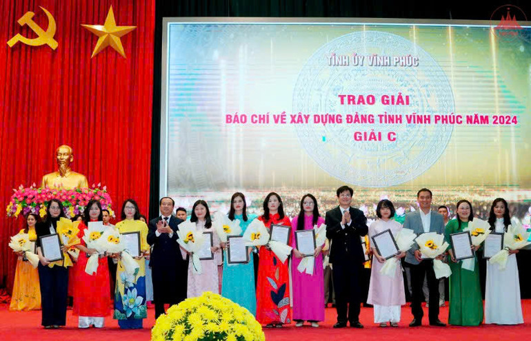 Các tác giả nhận giải C Giải Báo chí về xây dựng Đảng tỉnh Vĩnh Phúc năm 2024.