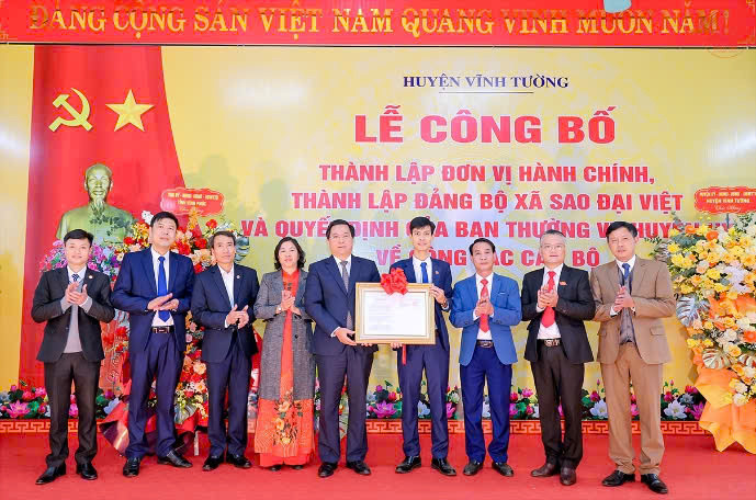 Chủ tịch Ủy ban nhân dân tỉnh Trần Duy Đông trao Nghị quyết về sắp xếp đơn vị hành chính cho xã Sao Đại Việt. Chủ tịch Ủy ban nhân dân tỉnh Trần Duy Đông trao Nghị quyết về sắp xếp đơn vị hành chính cho xã Sao Đại Việt.