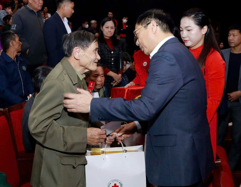 Phó Thủ tướng Bùi Thanh Sơn tặng quà cho các nạn nhân chất độc màu da cam.