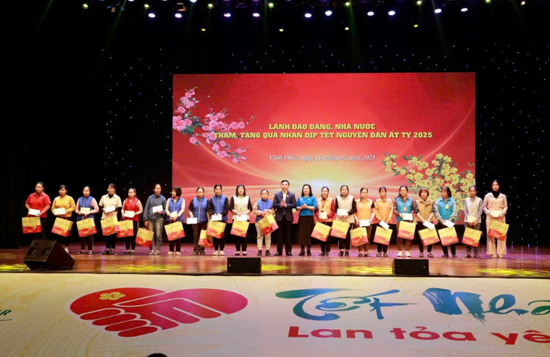 Lãnh đạo tỉnh Vĩnh Phúc tặng quà cho người lao động có hoàn cảnh khó khăn.