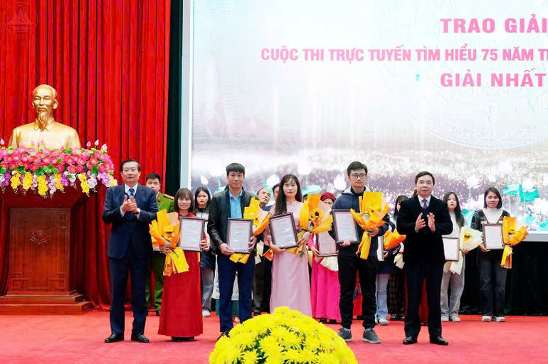 Lãnh đạo Tỉnh ủy trao giải Nhất Cuộc thi trực tuyến tìm hiểu 75 năm thành lập tỉnh Vĩnh Phúc.