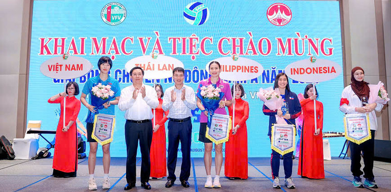 Lãnh đạo tỉnh Vĩnh Phúc chúc mừng các đoàn tham dự Giải Bóng chuyền nữ Đông Nam Á năm 2024. Lãnh đạo tỉnh Vĩnh Phúc chúc mừng các đoàn tham dự Giải Bóng chuyền nữ Đông Nam Á năm 2024.