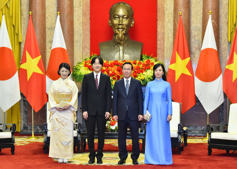 Chủ tịch nước Võ Văn Thưởng và Phu nhân Phan Thị Thanh Tâm cùng Hoàng Thái tử Nhật Bản Akishino và Công nương Kiko tại buổi tiếp. (Ảnh: THỦY NGUYÊN)