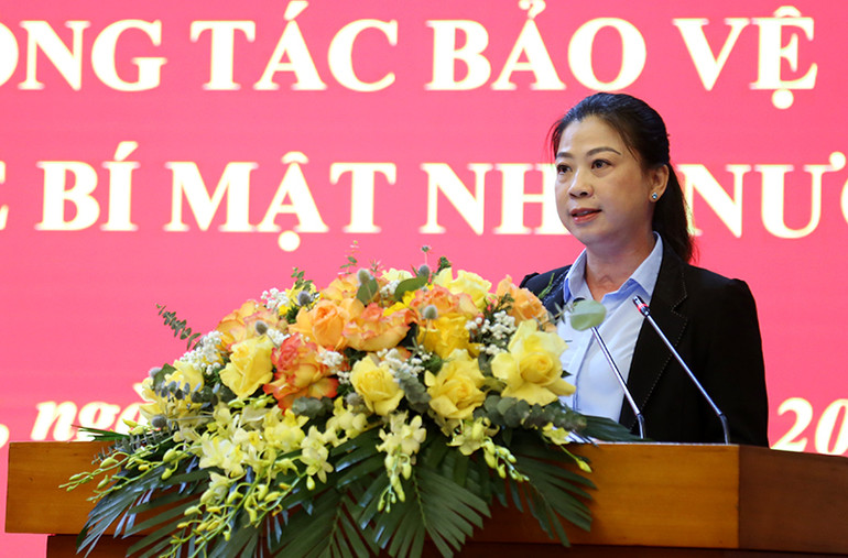 Đồng chí Lê Thị Kim Dung, Phó Bí thư Thường trực Tỉnh ủy, Chủ tịch Hội đồng nhân dân tỉnh Tuyên Quang phát biểu tại hội nghị.