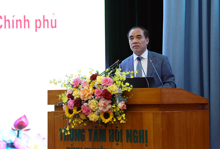 Đồng chí Chẩu Văn Lâm, Ủy viên Trung ương Đảng, Bí thư Tỉnh ủy, Trưởng Đoàn đại biểu Quốc hội tỉnh Tuyên Quang phát biểu tại hội nghị.