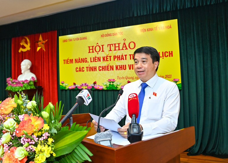 Chủ tịch Hội đồng Dân tộc của Quốc hội Y Thanh Hà Niê K’đăm phát biểu khai mạc hội thảo. (Ảnh: DUY LINH)