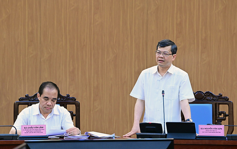 Đồng chí Nguyễn Văn Sơn, Chủ tịch Ủy ban nhân dân tỉnh Tuyên Quang, phát biểu tại hội nghị.