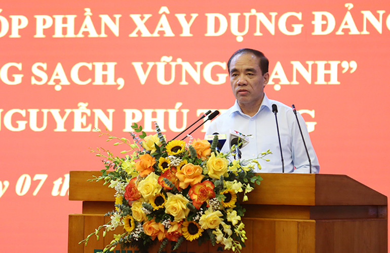 Đồng chí Chẩu Văn Lâm, Ủy viên Trung ương Đảng, Bí thư Tỉnh ủy, Trưởng Đoàn đại biểu Quốc hội tỉnh phát biểu tại hội nghị.