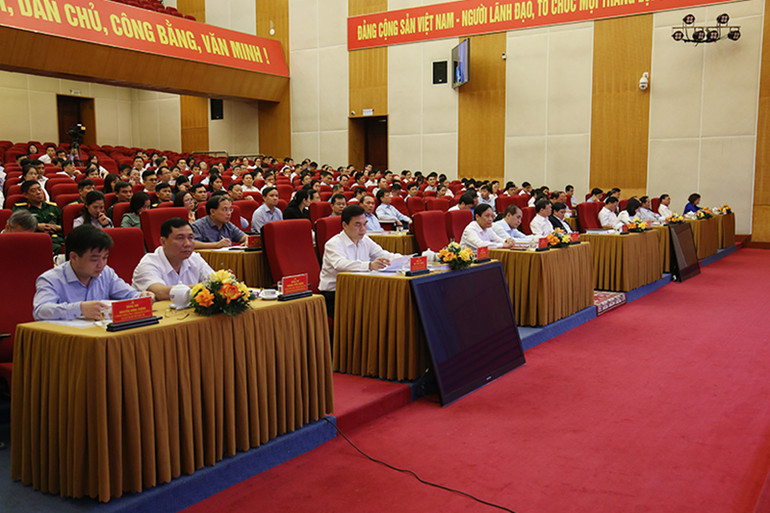 Các đại biểu nghiên cứu, học tập tác phẩm của Tổng Bí thư Nguyễn Phú Trọng tại điểm cầu trung tâm.