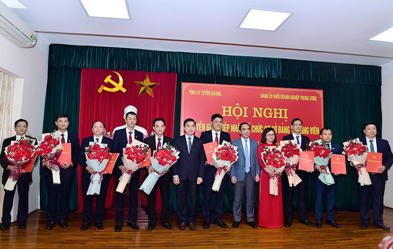 Lãnh đạo Tỉnh ủy Tuyên Quang trao quyết định và tặng hoa các tổ chức đảng. Lãnh đạo Tỉnh ủy Tuyên Quang trao quyết định và tặng hoa các tổ chức đảng.