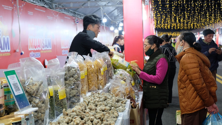 Người dân huyện Sóc Sơn chọn mua sản phẩm tại Lễ hội mua sắm năm 2024.