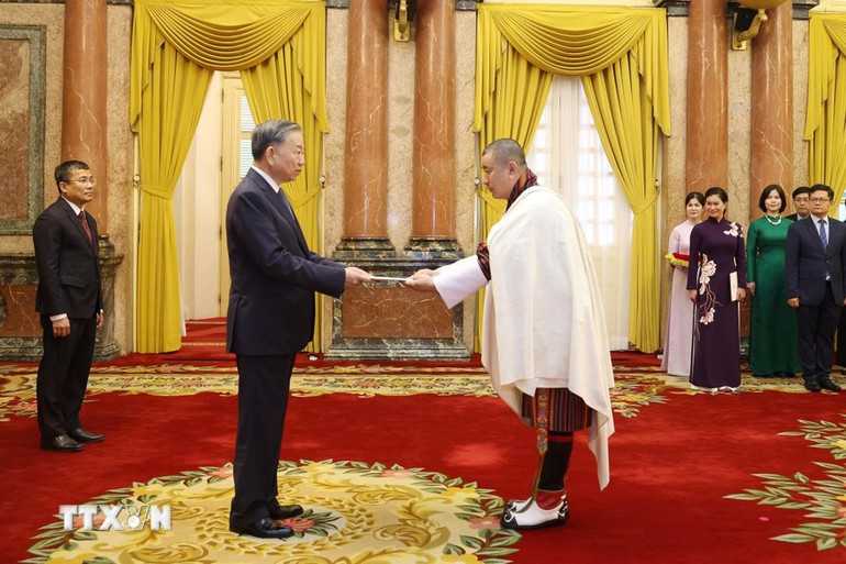 Tổng Bí thư, Chủ tịch nước Tô Lâm nhận Quốc thư từ Đại sứ Vương quốc Bhutan tại Việt Nam Kinzang Dorji. Tổng Bí thư, Chủ tịch nước Tô Lâm nhận Quốc thư từ Đại sứ Vương quốc Bhutan tại Việt Nam Kinzang Dorji.