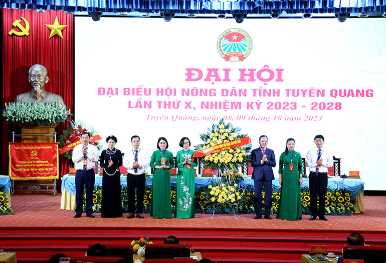 Đồng chí Lương Quốc Đoàn, Ủy viên Trung ương Đảng, Chủ tịch Hội Nông dân Việt Nam tặng hoa chúc mừng Đại hội.