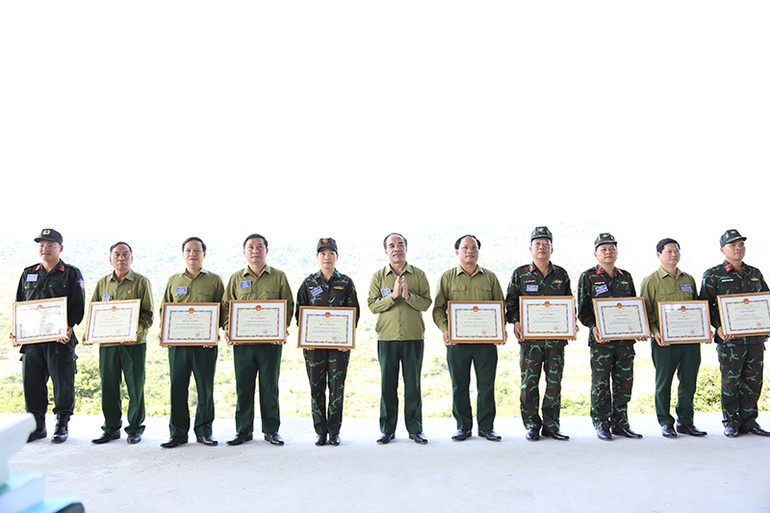 Đồng chí Chẩu Văn Lâm, Bí thư Tỉnh ủy Tuyên Quang trao Bằng khen của Ủy ban nhân dân tỉnh cho các tập thể.