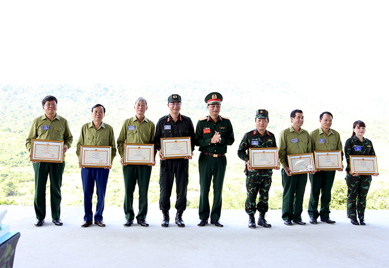 Trung tướng Phạm Hồng Chương, Tư lệnh Quân khu 2 trao bằng khen cho các tập thể.