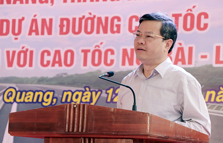 Chủ tịch Ủy ban nhân dân tỉnh Tuyên Quang Nguyễn Văn Sơn phát biểu tại lễ phát động thi đua.