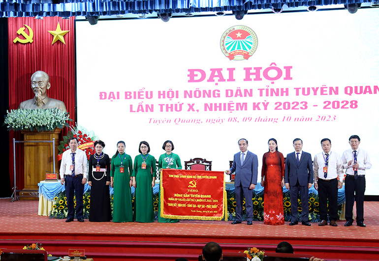 Các đồng chí lãnh đạo tỉnh tặng cờ thêu cho lãnh đạo Hội Nông Dân tỉnh Tuyên Quang.