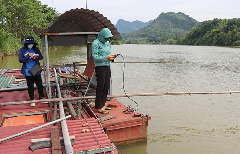 Cán bộ Trung tâm Quan trắc môi trường và bệnh thủy sản miền Bắc lấy mẫu nước để xét nghiệm nguyên nhân cá chết.