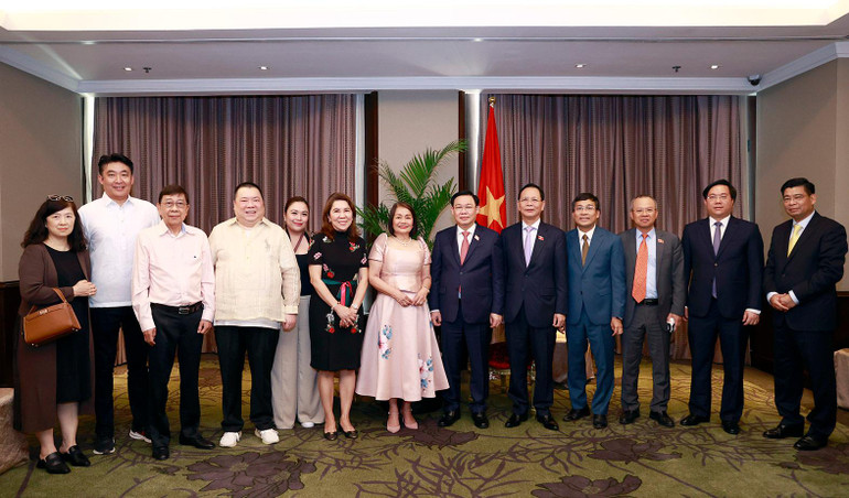 Chủ tịch Quốc hội Vương Đình Huệ chụp ảnh lưu niệm cùng bà Corazon Manalyaon, Thống đốc tỉnh Davao. (Ảnh: Doãn Tấn/TTXVN) Chủ tịch Quốc hội Vương Đình Huệ chụp ảnh lưu niệm cùng bà Corazon Manalyaon, Thống đốc tỉnh Davao. (Ảnh: Doãn Tấn/TTXVN)