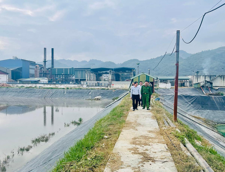 Đoàn công tác giám sát tại 4 hồ chứa nước thải của Công ty.