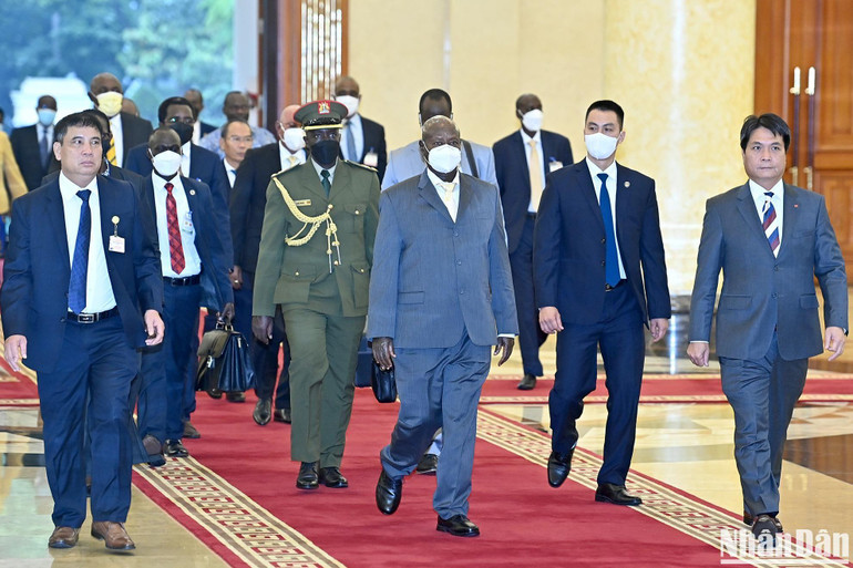 Tổng thống Yoweri Kaguta Museveni và đoàn đại biểu cấp cao Uganda đến Trụ sở Trung ương Đảng.