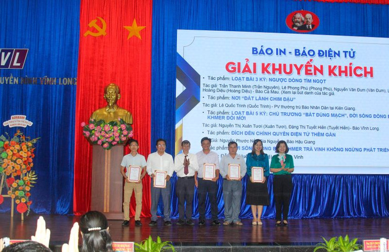 Nhà báo Quốc Trinh, Phóng viên thường trú Báo Nhân Dân tại Kiên Giang nhận giải khuyến khích.