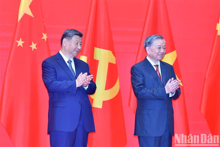 Tổng Bí thư Tô Lâm và Tổng Bí thư, Chủ tịch Trung Quốc Tập Cận Bình tại Gặp gỡ hữu nghị nhân dân Việt Nam-Trung Quốc. (Ảnh: ĐĂNG KHOA)