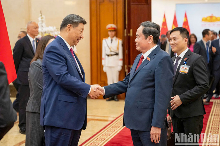 Chủ tịch Quốc hội Trần Thanh Mẫn bắt tay Tổng Bí thư, Chủ tịch Trung Quốc Tập Cận Bình. (Ảnh: DUY LINH)